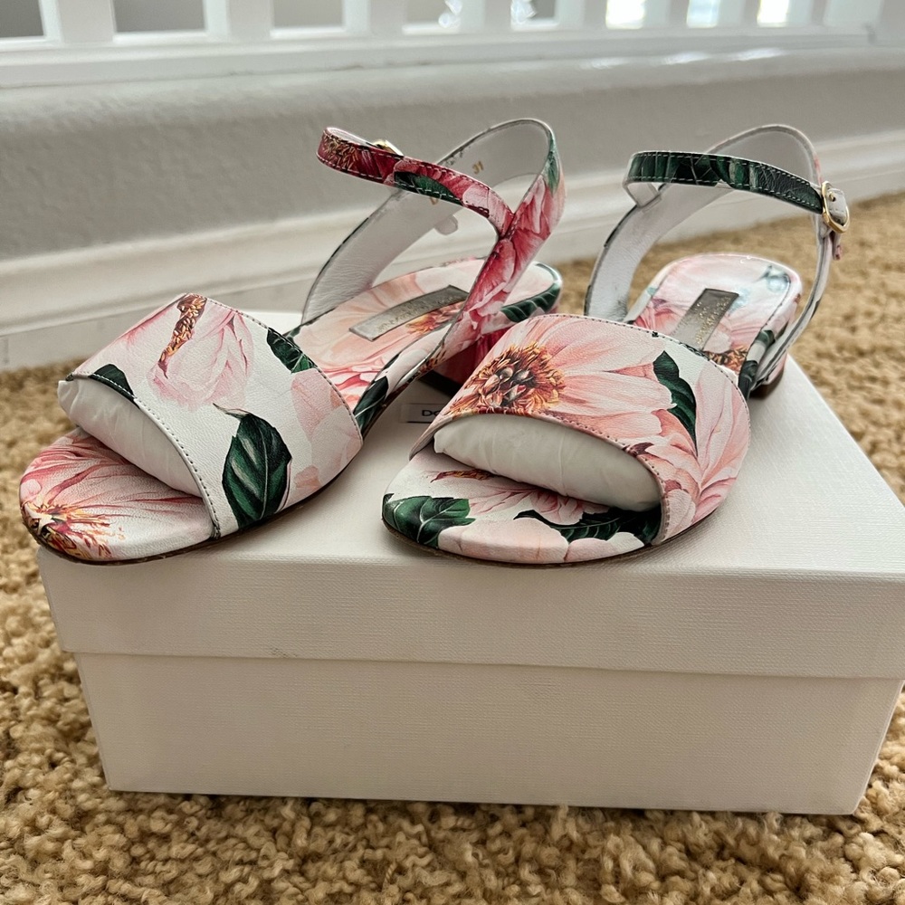 Athletics Dolce & Gabbana pink camellia sandals